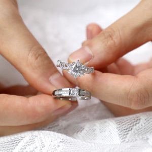 Couple rings set with cubic zirconia anillos de pareja con circonia brillante