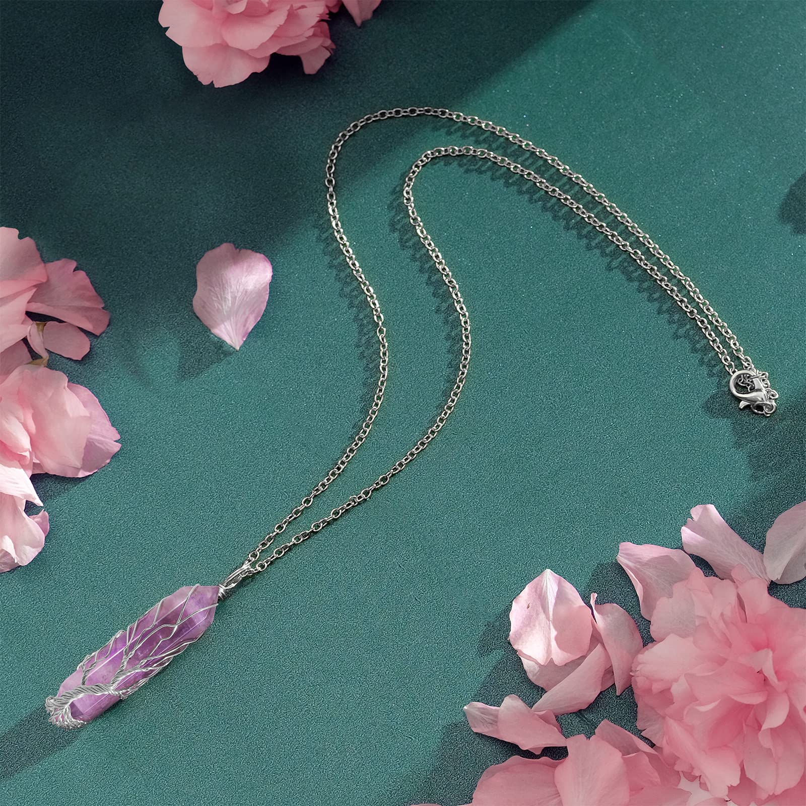 Handmade gold wire tree wrap on amethyst point; Envoltorio de árbol de alambre dorado en amatista; Emballage d'arbre en fil d'or sur améthyste; Handgefertigte Golddraht-Baumumwicklung; ハンドメイドのゴールドワイヤーツリーラップ
