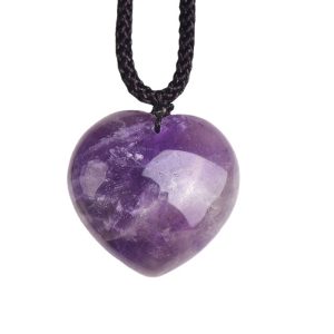 Amethyst Heart Shaped Gemstone Pendant with Cord + Colgante de piedra preciosa de amatista con cordón + Pendentif en pierre précieuse d'améthyste avec cordon + Edelsteinanhänger aus Amethyst in Herzform mit Kordel + 紐付きのハート型アメジスト宝石ペンダント
