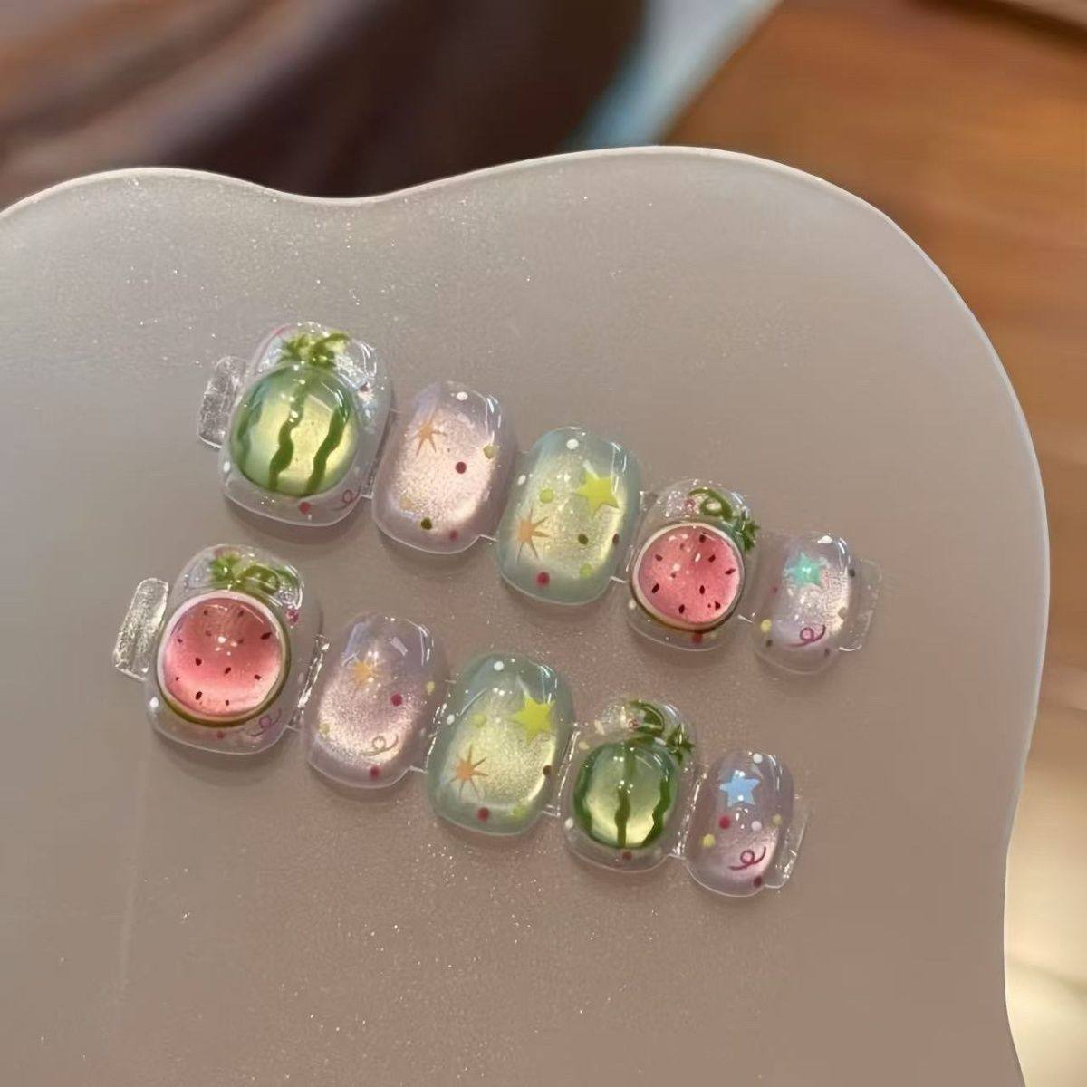 English: summer jelly nails cute press on fruit design cat eye watermelon short square Spanish: uñas de gelatina de verano lindas postizas diseño fruta ojo de gato sandĂa cortas cuadradas German: Sommer-Gel-NĂ€gel sĂŒĂe Press-On-Nails Fruchtdesign Katzenauge Wassermelone kurz quadratisch French: ongles press-on d'Ă©tĂ© gĂ©lifiĂ©s mignons design fruit Ćil de chat pastĂšque courts carrĂ©s Japanese: ă”ăăŒăžă§ă«ăă€ă« ăăăă ăăŹăčăȘăłăă€ă« ăă«ăŒăăă¶ă€ăł ăăŁăăăąă€ ăčă€ă« ă·ă§ăŒă ăčăŻăšăą